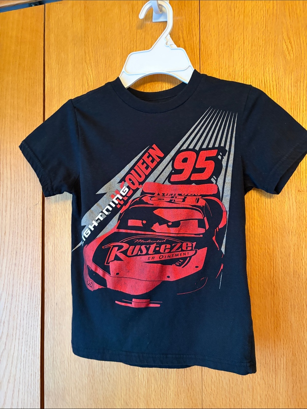 Disney Pixar Cars SMALL Lightning McQueen black red metallic graphic tee EUC